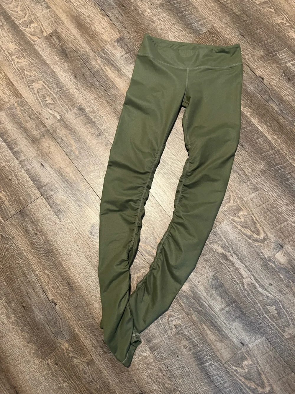 Alo Yoga Idol Ruched leggings.